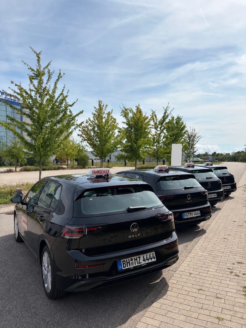 Pkw der Fahrschule Maier