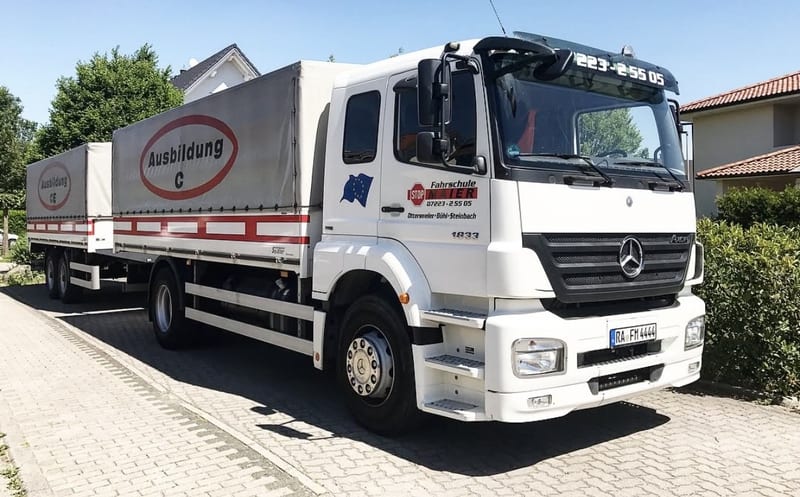 Lkw mit Anhänger der Fahrschule Maier